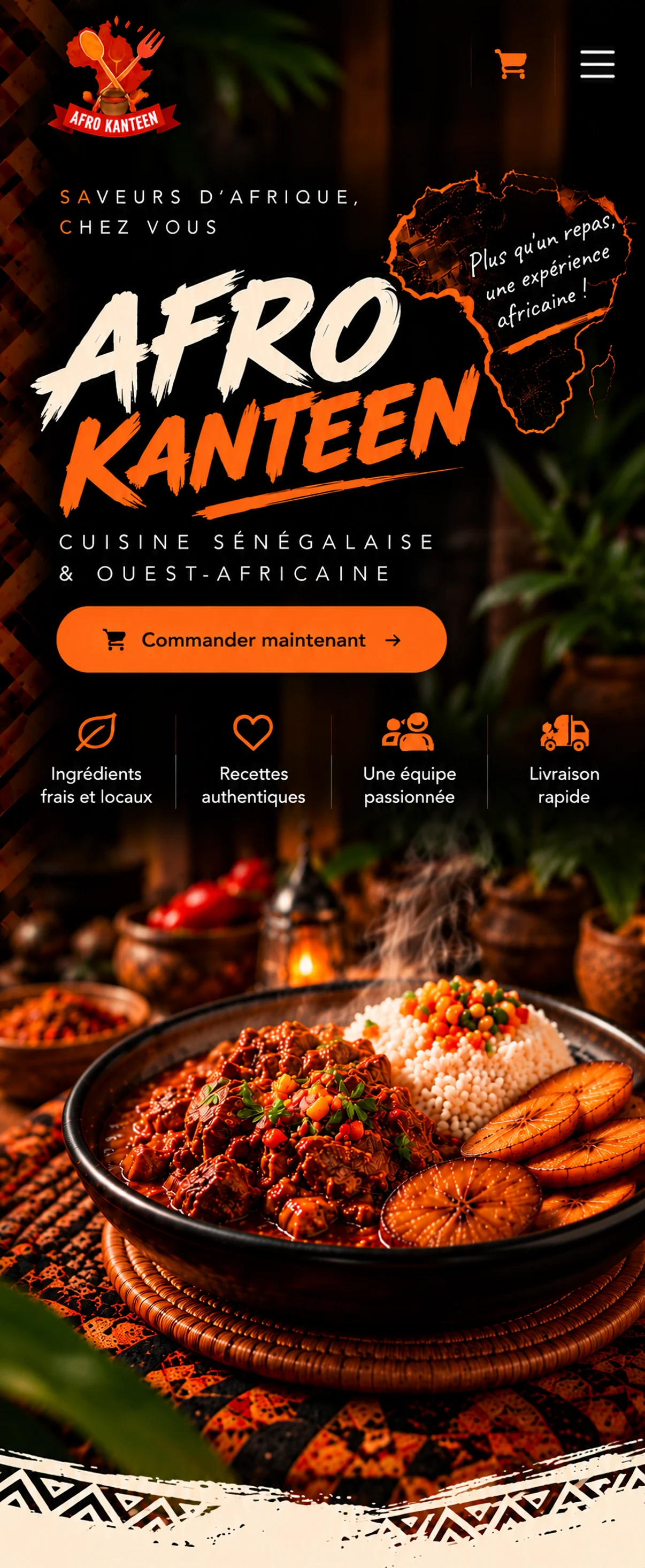 Plat de mafé, riz et bananes plantain sur une table aux motifs africains